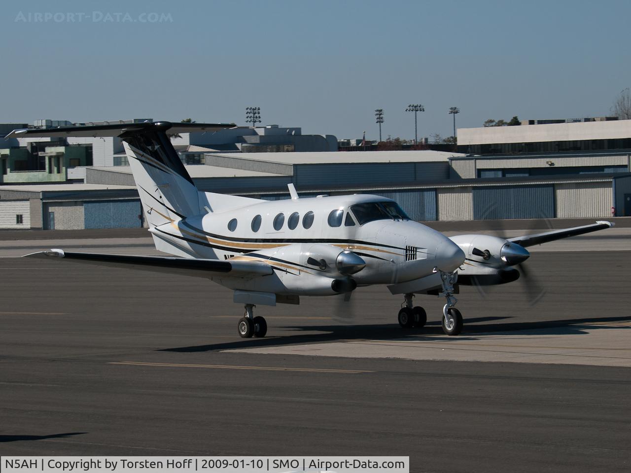 N5AH, 1980 Beech F90 King Air C/N LA-53, N5AH taxiing