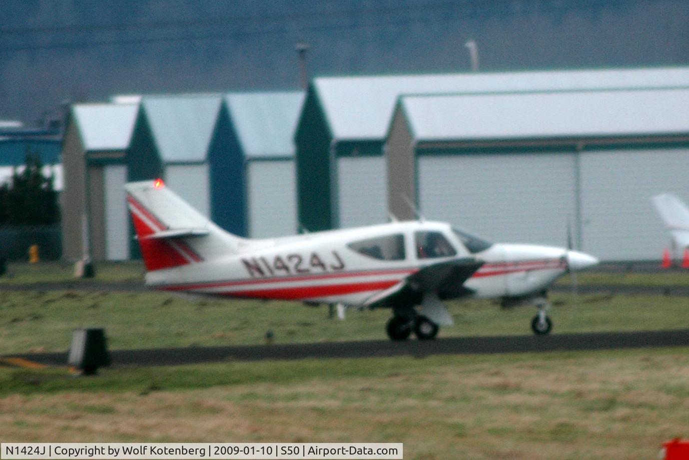 N1424J, 1975 Rockwell International 112A Commander C/N 424, long telephoto image