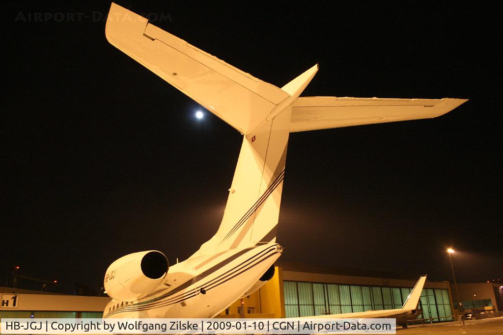 HB-JGJ, 2008 Gulfstream Aerospace GIV-X (G450) C/N 4122, with moon