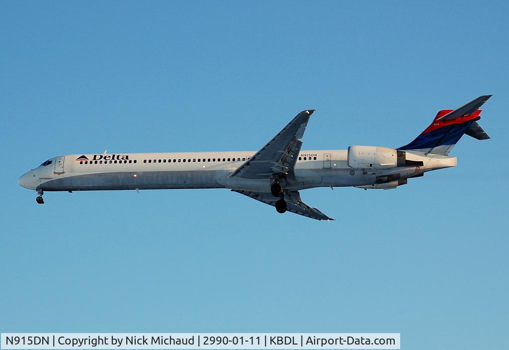 N915DN, 1996 McDonnell Douglas MD-90-30 C/N 53395, DAL1130 short final fro runway 6. Nice to finally to see a MD90 visit BDL.
