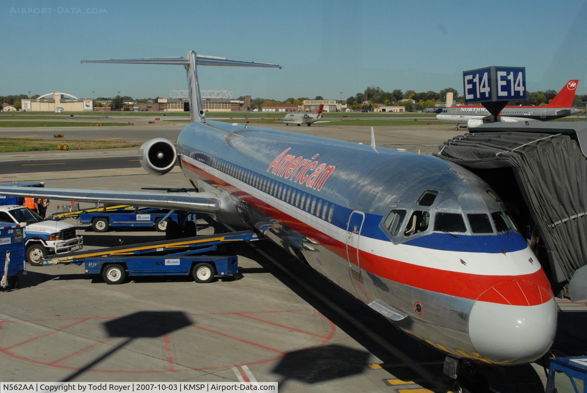 N562AA, 1987 McDonnell Douglas MD-83 (DC-9-83) C/N 49344, Gate E14 MSP