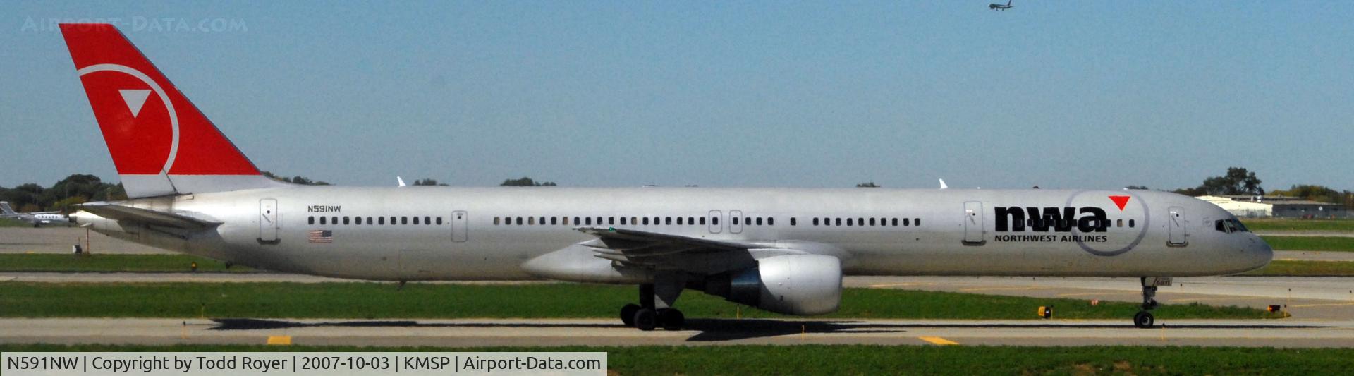 N591NW, 2003 Boeing 757-351 C/N 32991, Taxi for departure