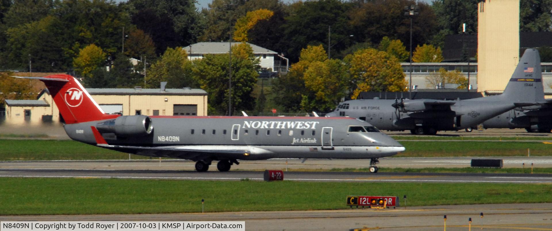 N8409N, 2000 Canadair CRJ-200LR (CL-600-2B19) C/N 7409, Departing MSP on 12L