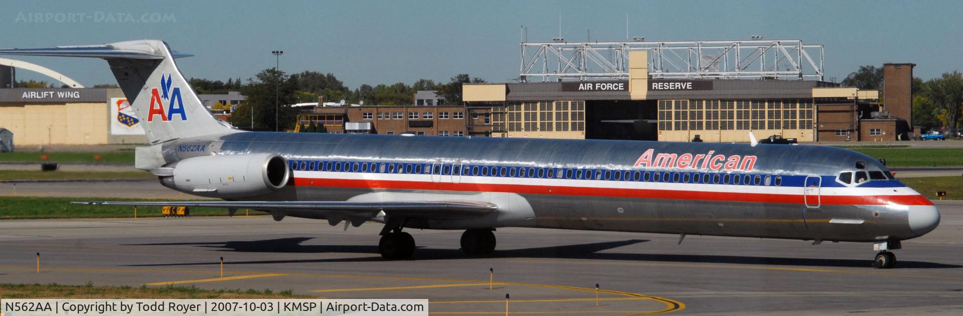N562AA, 1987 McDonnell Douglas MD-83 (DC-9-83) C/N 49344, Taxi to gate
