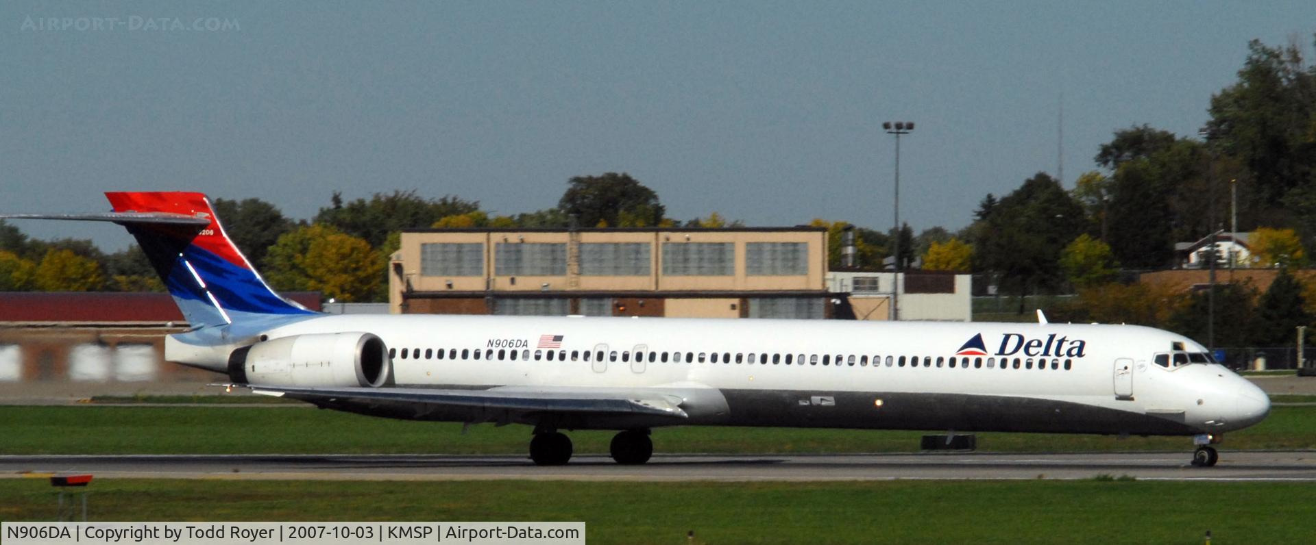 N906DA, 1995 McDonnell Douglas MD-90-30 C/N 53386, Departing MSP on 12L