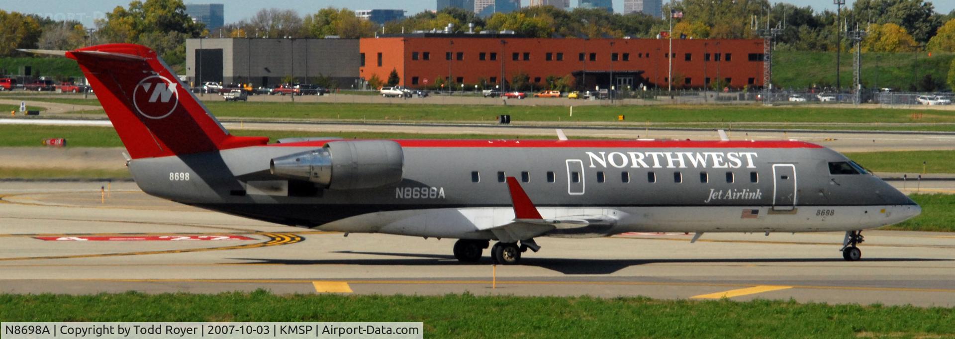 N8698A, 2002 Bombardier CRJ-200 (CL-600-2B19) C/N 7698, Taxi to gate