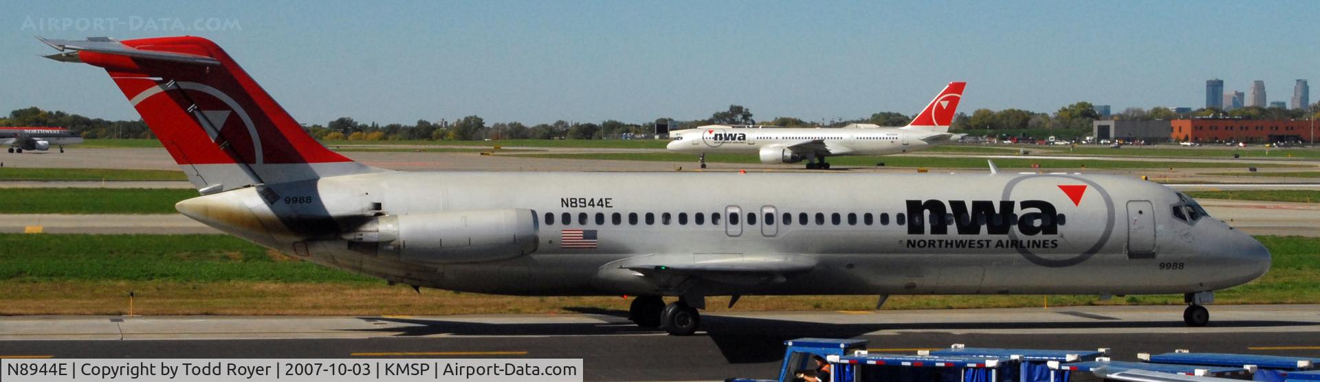 N8944E, 1968 Douglas DC-9-31 C/N 47167, Taxi for departure