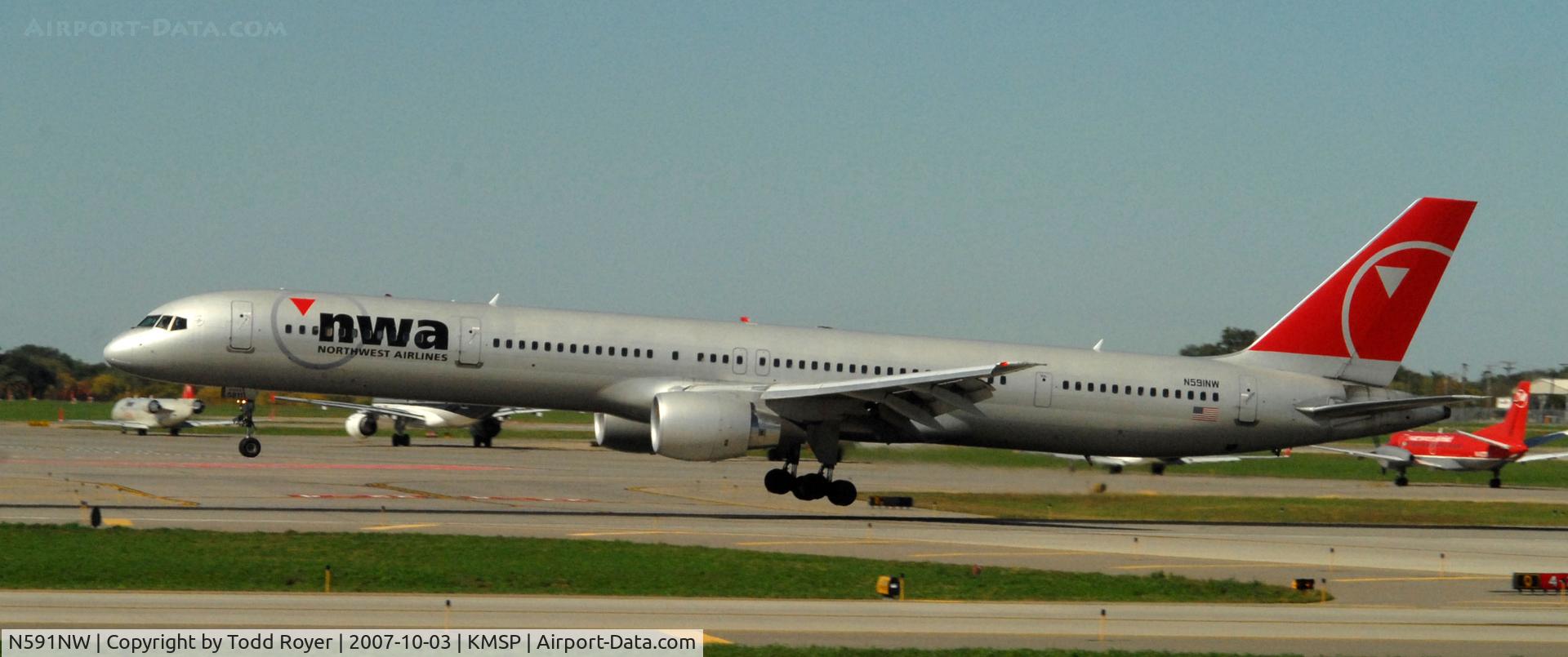 N591NW, 2003 Boeing 757-351 C/N 32991, Landing Runway 22 at MSP