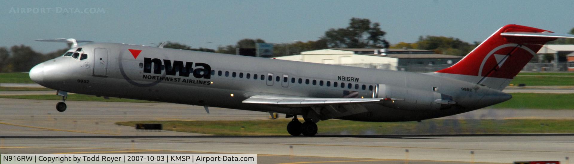 N916RW, 1967 Douglas DC-9-31 C/N 47144, Landing Runway 22 at MSP