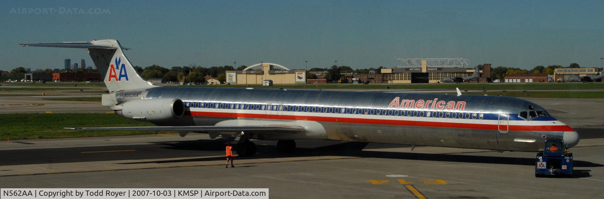 N562AA, 1987 McDonnell Douglas MD-83 (DC-9-83) C/N 49344, Push back for departure
