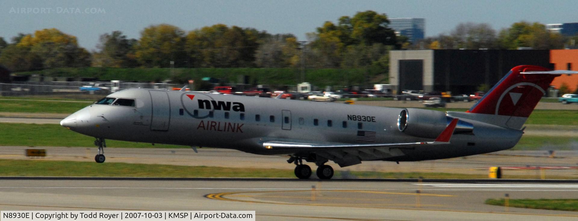 N8930E, 2004 Canadair CRJ-440 (CL-600-2B19) Regional Jet C/N 7930, Landing Runway 22 at MSP