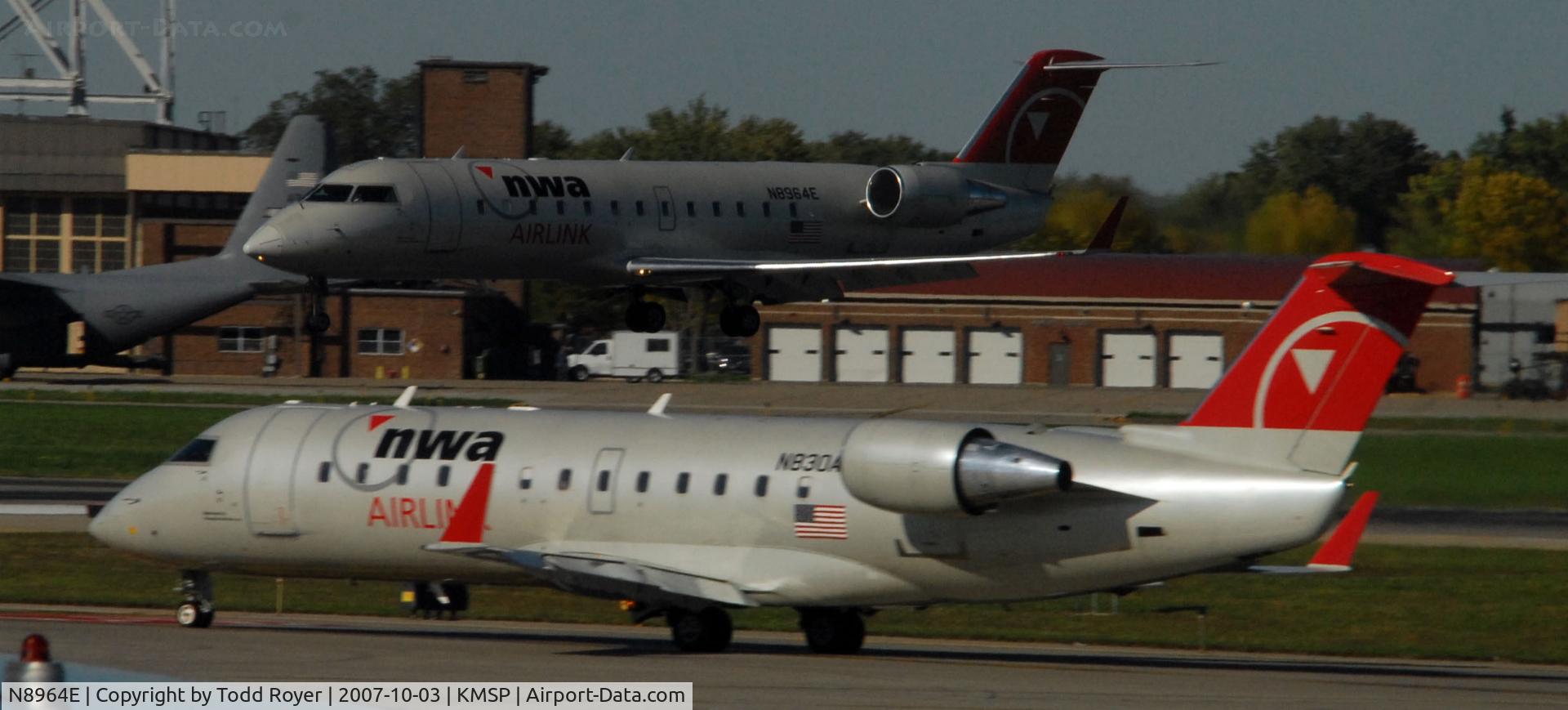 N8964E, 2004 Bombardier CRJ-200 (CL-600-2B19) C/N 7964, Landing Runway 22 at MSP