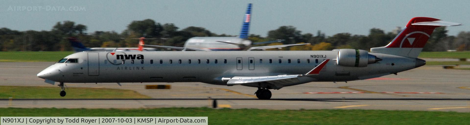N901XJ, 2007 Bombardier CRJ-900ER (CL-600-2D24) C/N 15130, Landing Runway 22 at MSP