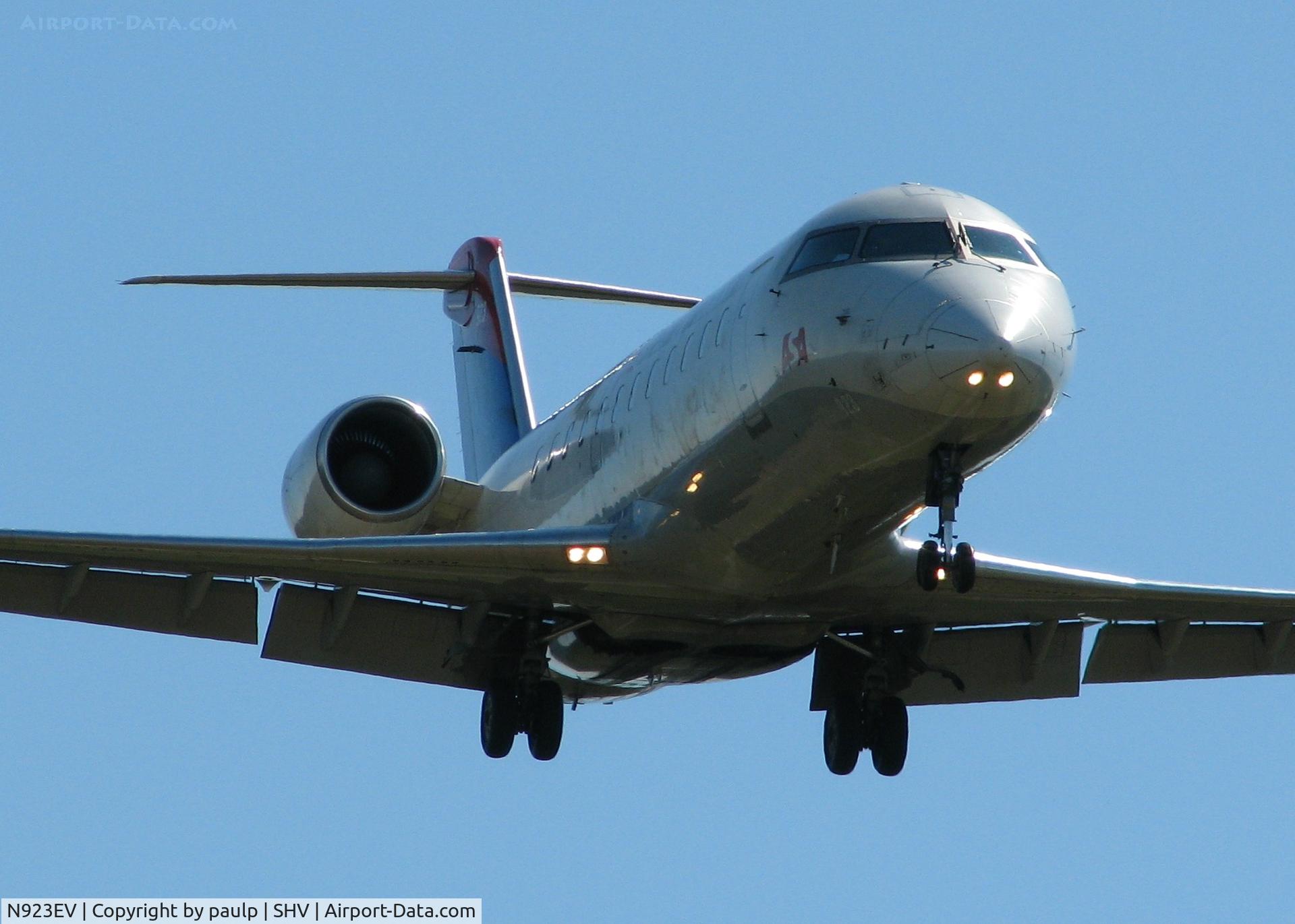 N923EV, 2003 Bombardier CRJ-200ER (CL-600-2B19) C/N 7826, Landing at the Shreveport Regional airport.
