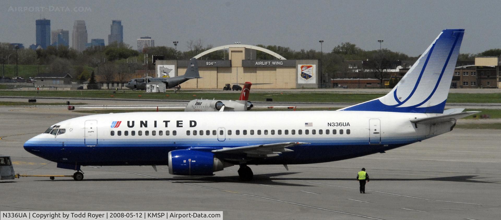 N336UA, 1988 Boeing 737-322 C/N 24240, Push back for departure