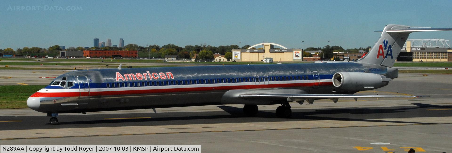 N289AA, 1985 McDonnell Douglas MD-82 (DC-9-82) C/N 49301, Taxi to gate