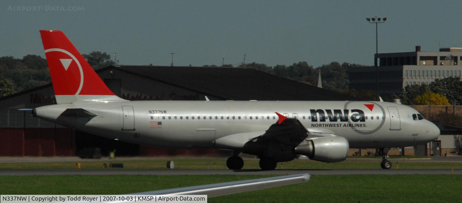 N337NW, 1992 Airbus A320-212 C/N 358, Departing MSP on 12L