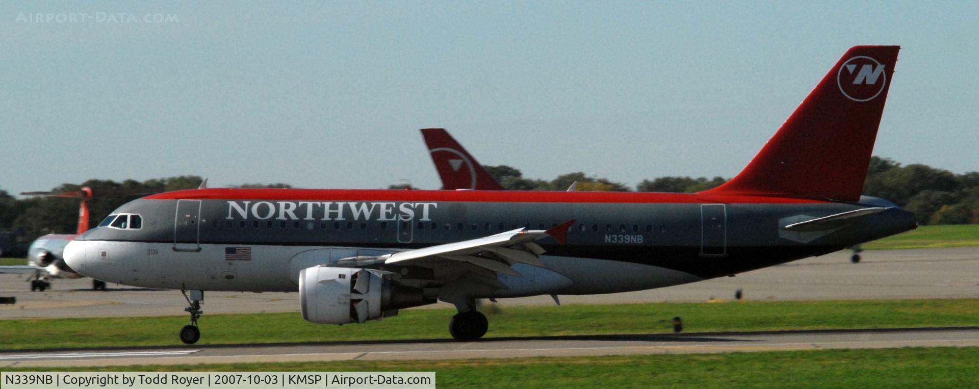 N339NB, 2002 Airbus A319-114 C/N 1709, Landing Runway 22 at MSP