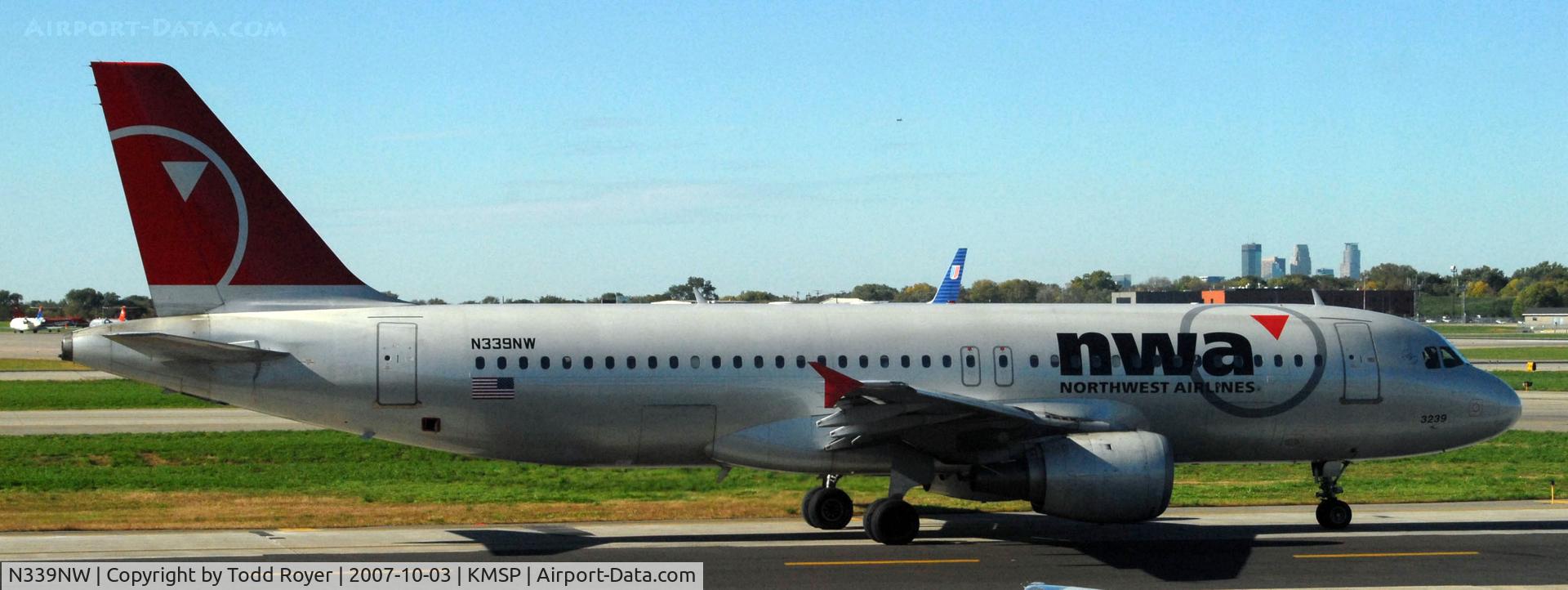 N339NW, 1992 Airbus A320-212 C/N 367, Taxi to gate