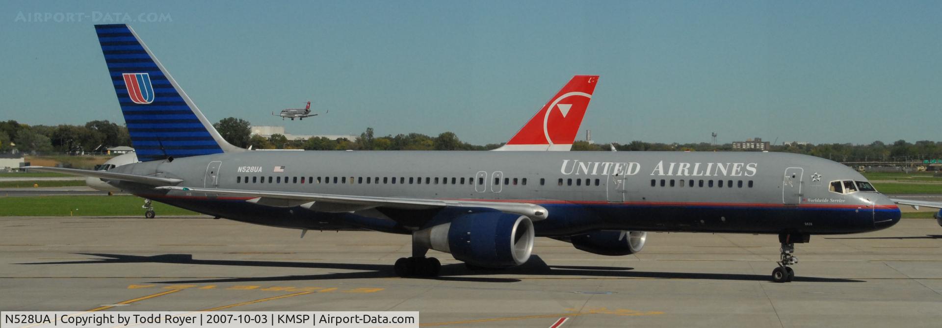 N528UA, 1991 Boeing 757-222 C/N 25018, Taxi to gate