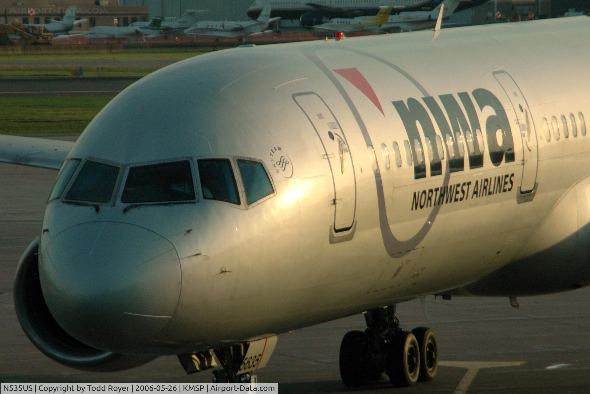 N535US, 1995 Boeing 757-251 C/N 26482, Taxi to gate