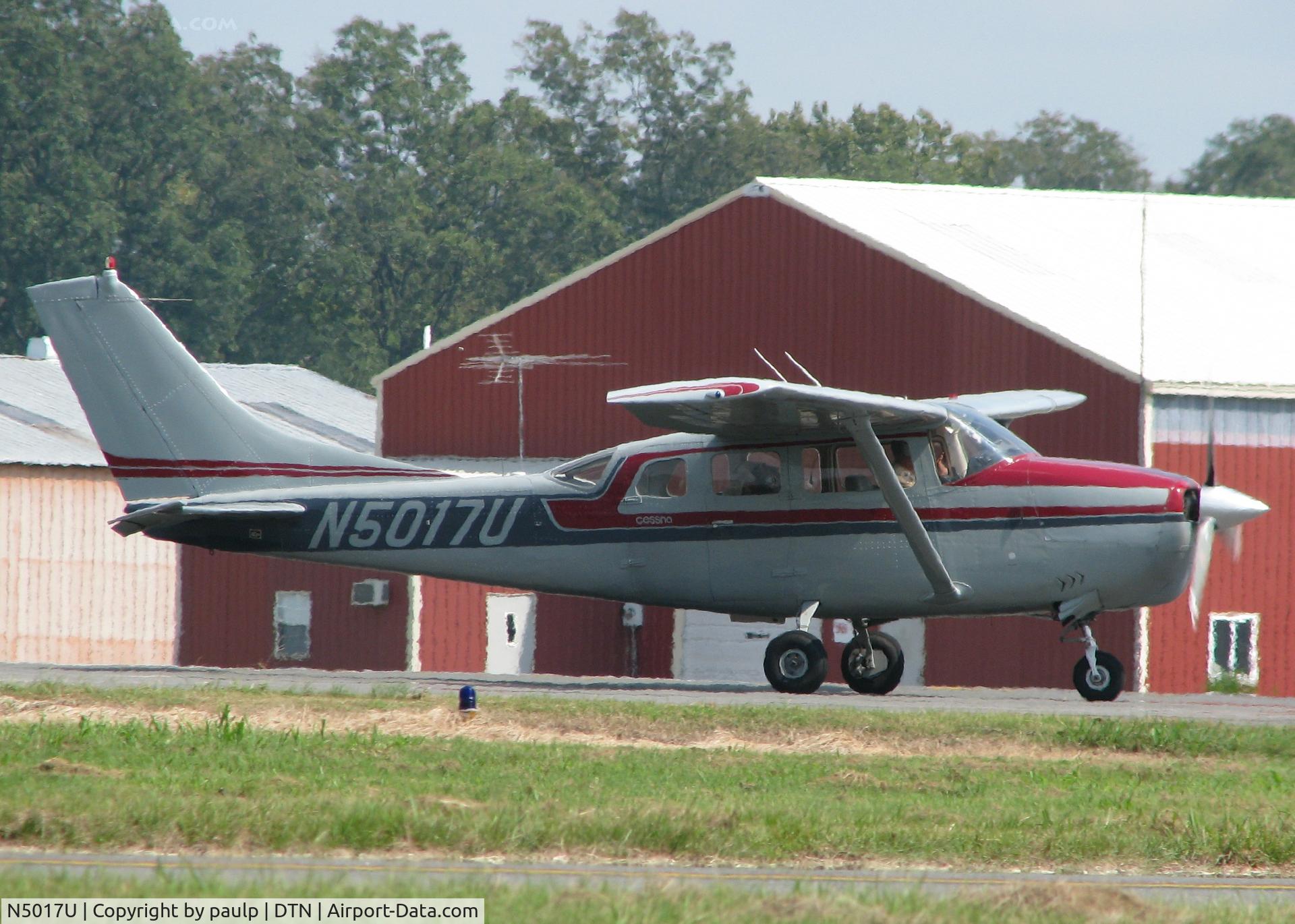 N5017U, 1963 Cessna 206 Super Skywagon C/N 206-0017, About to take off from the Downtown Shreveport airport.