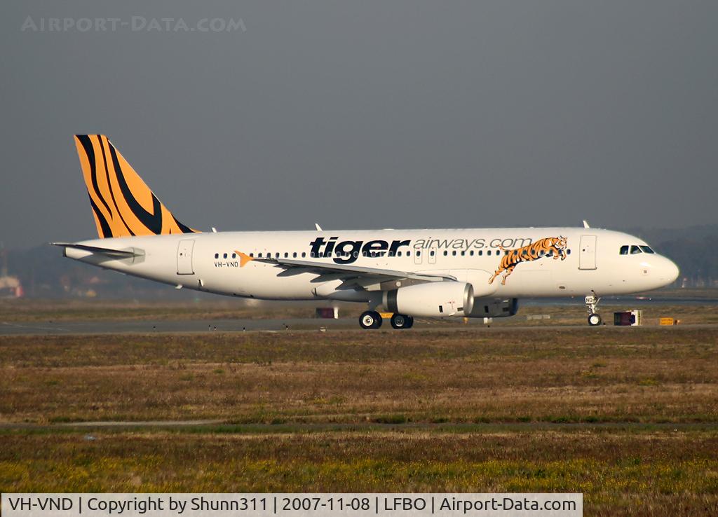 VH-VND, 2007 Airbus A320-232 C/N 3296, Lining up rwy 32L for delivery...