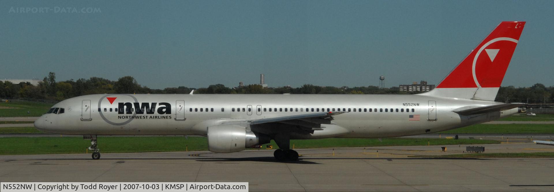 N552NW, 2001 Boeing 757-251 C/N 26499, Taxi for departure