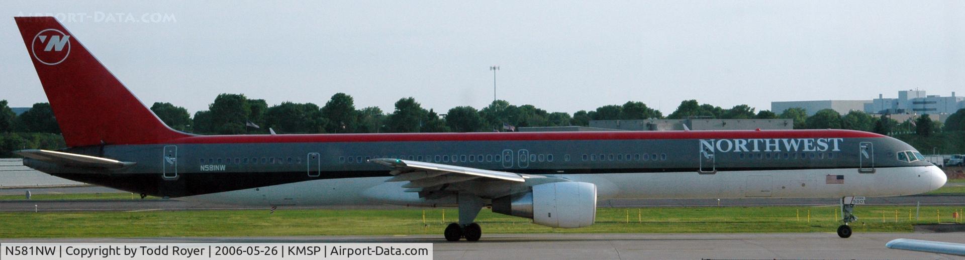 N581NW, 2002 Boeing 757-351 C/N 32982, Taxi to gate