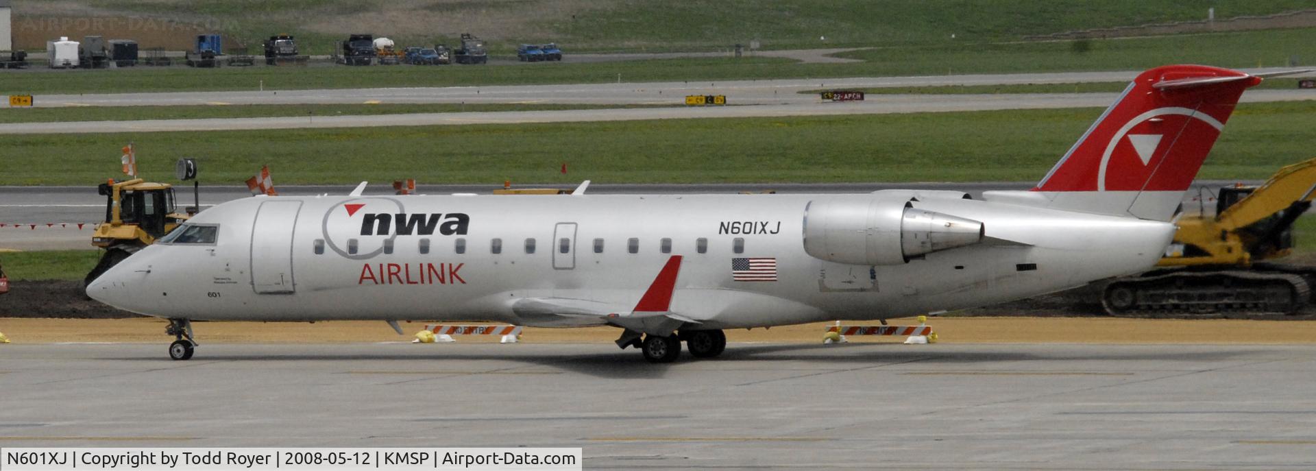 N601XJ, 2005 Bombardier CRJ-200 (CL-600-2B19) C/N 8044, Taxi for departure