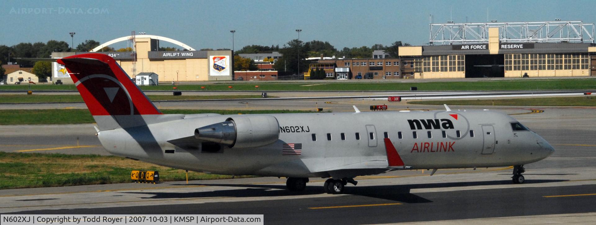 N602XJ, 2005 Bombardier CRJ-200ER (CL-600-2B19) C/N 8045, Taxi to gate