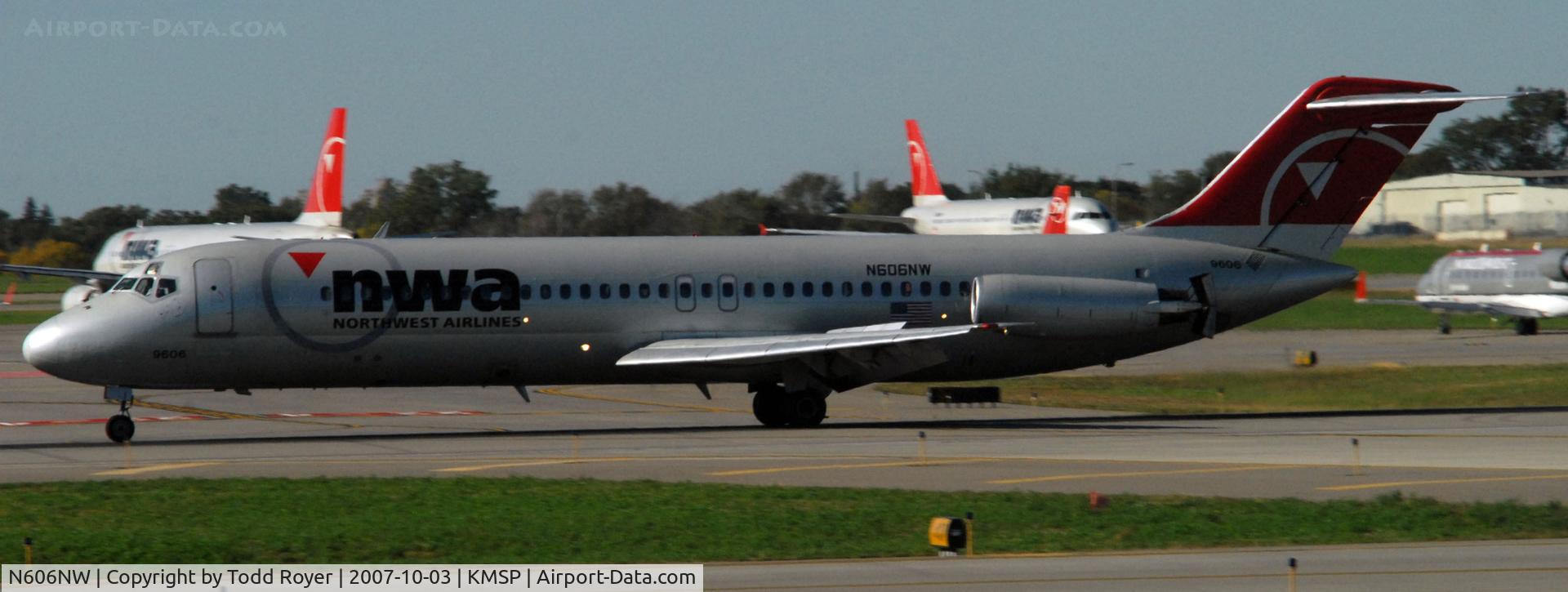 N606NW, 1968 Douglas DC-9-32 C/N 47225, Landing Runway 22 at MSP