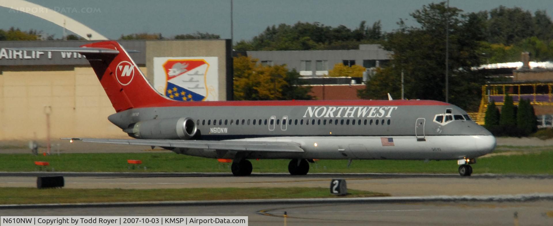 N610NW, 1969 Douglas DC-9-32 C/N 47432, Departing MSP on 12L
