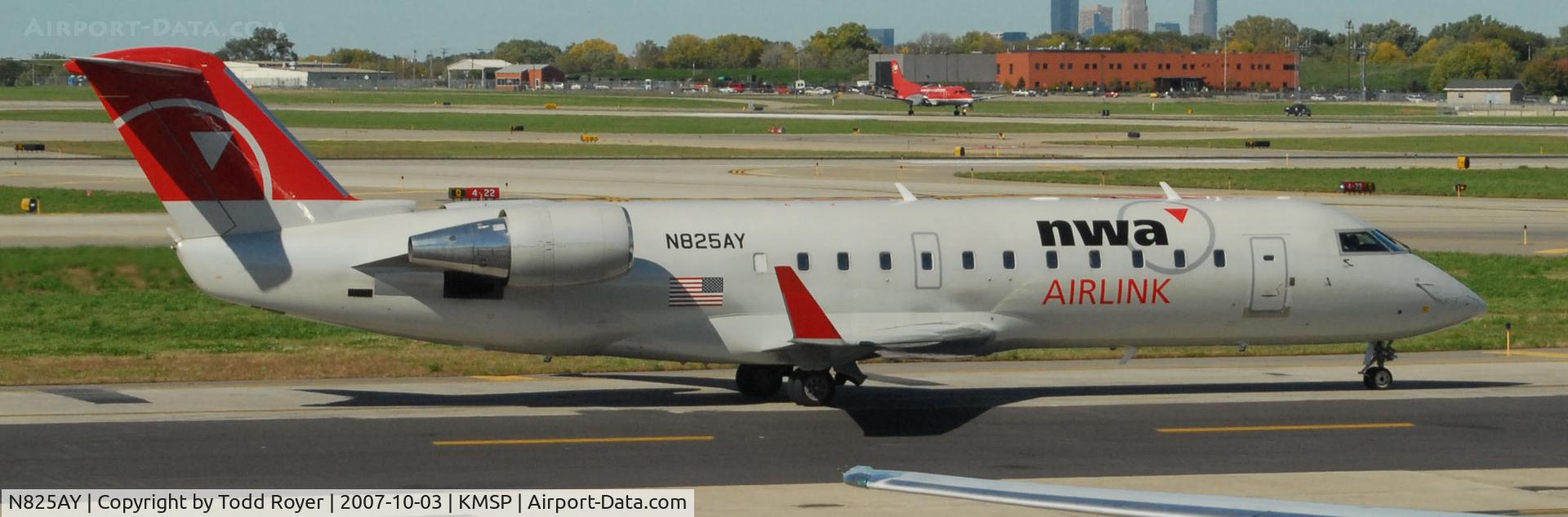 N825AY, 2005 Bombardier CRJ-200LR (CL-600-2B19) C/N 8025, Taxi to gate