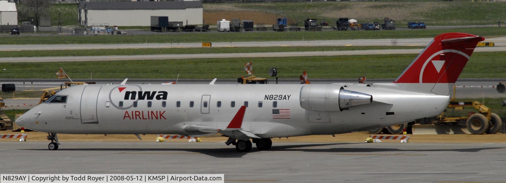 N829AY, 2005 Bombardier CRJ-200ER (CL-600-2B19) C/N 8029, Taxi for departure