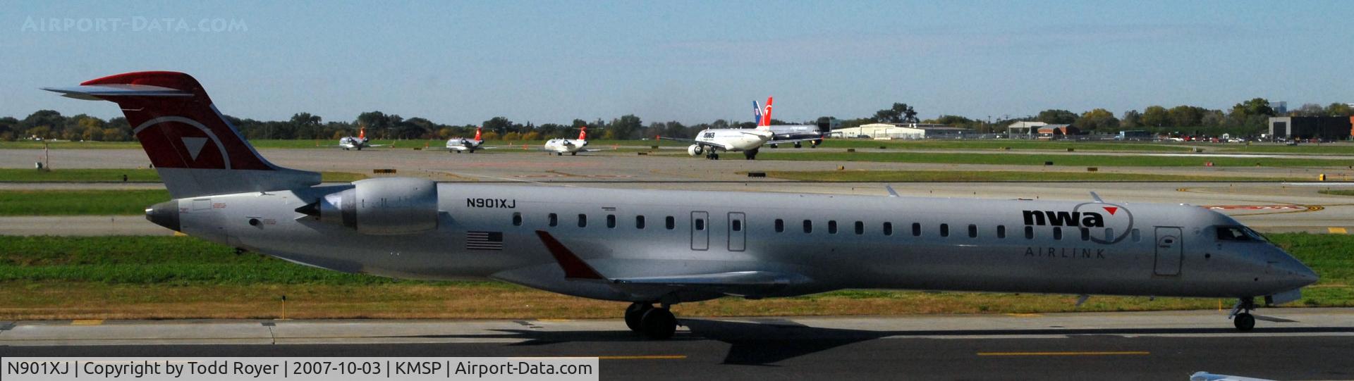 N901XJ, 2007 Bombardier CRJ-900ER (CL-600-2D24) C/N 15130, Taxi to gate