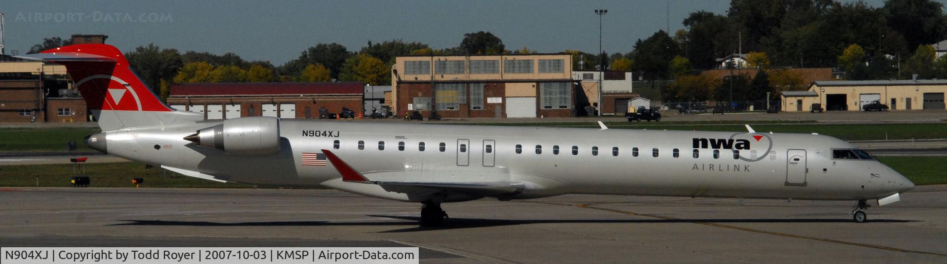 N904XJ, 2007 Bombardier CRJ-900ER (CL-600-2D24) C/N 15135, Taxi to gate