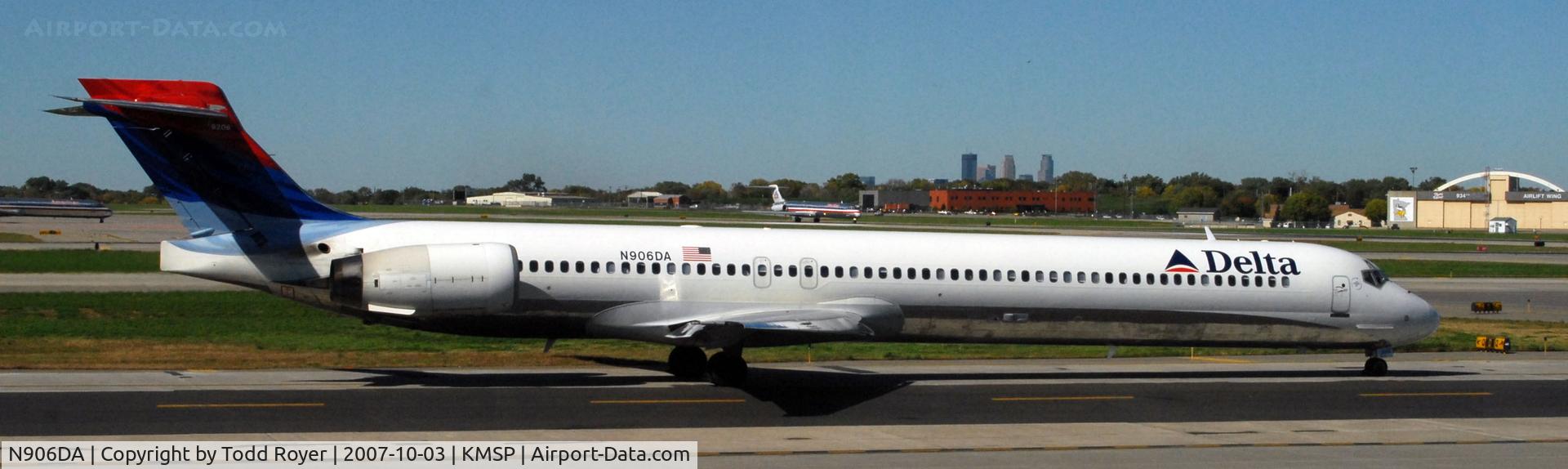 N906DA, 1995 McDonnell Douglas MD-90-30 C/N 53386, Taxi for departure