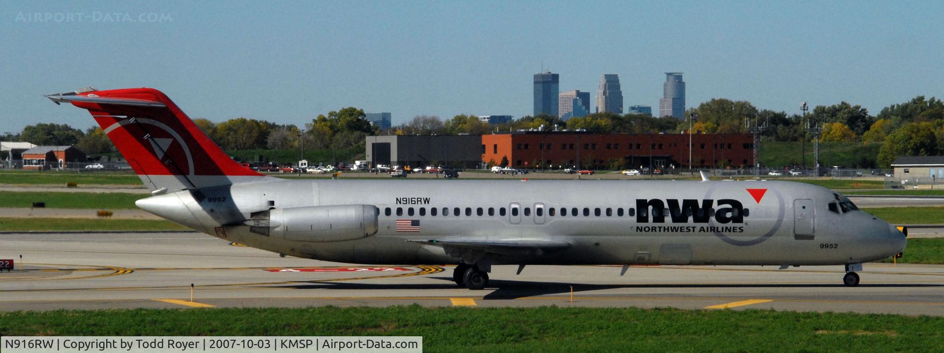 N916RW, 1967 Douglas DC-9-31 C/N 47144, Taxi to gate