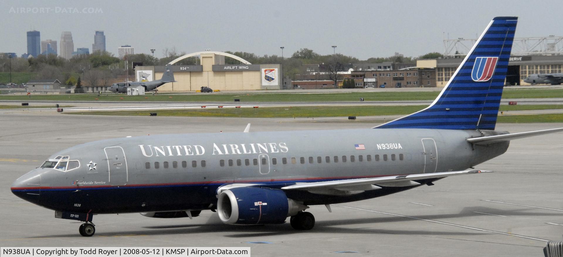 N938UA, 1992 Boeing 737-522 C/N 26671, Taxi to gate