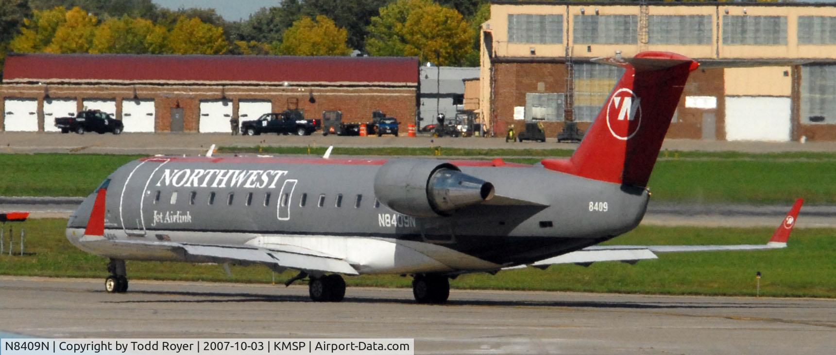 N8409N, 2000 Canadair CRJ-200LR (CL-600-2B19) C/N 7409, Taxi for departure