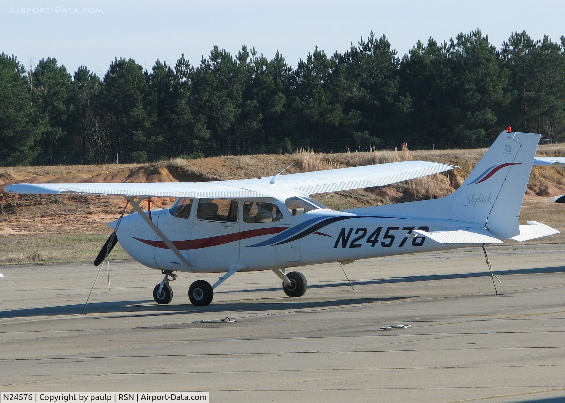 N24576, 2000 Cessna 172R C/N 17280892, Parked at the Ruston,Louisiana airport.