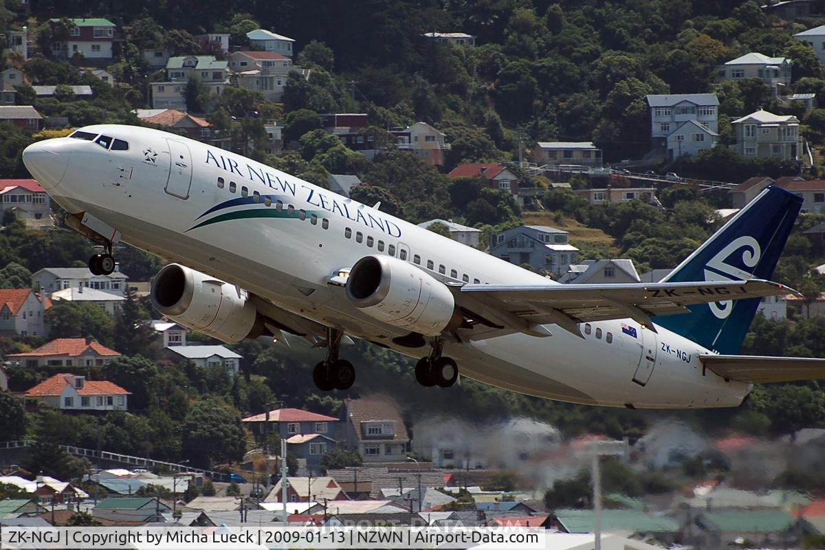 ZK-NGJ, 1999 Boeing 737-319 C/N 25609, Climbing out of Wellington