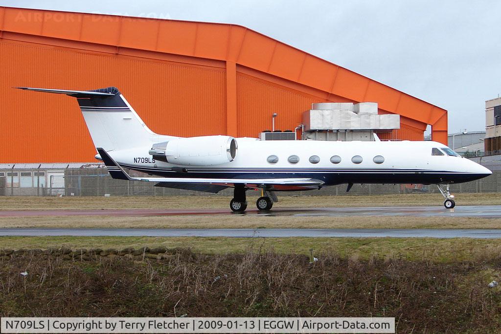 N709LS, 2000 Gulfstream Aerospace Gulfstream IV C/N 1412, Gulfstream IV heads for departure from Luton