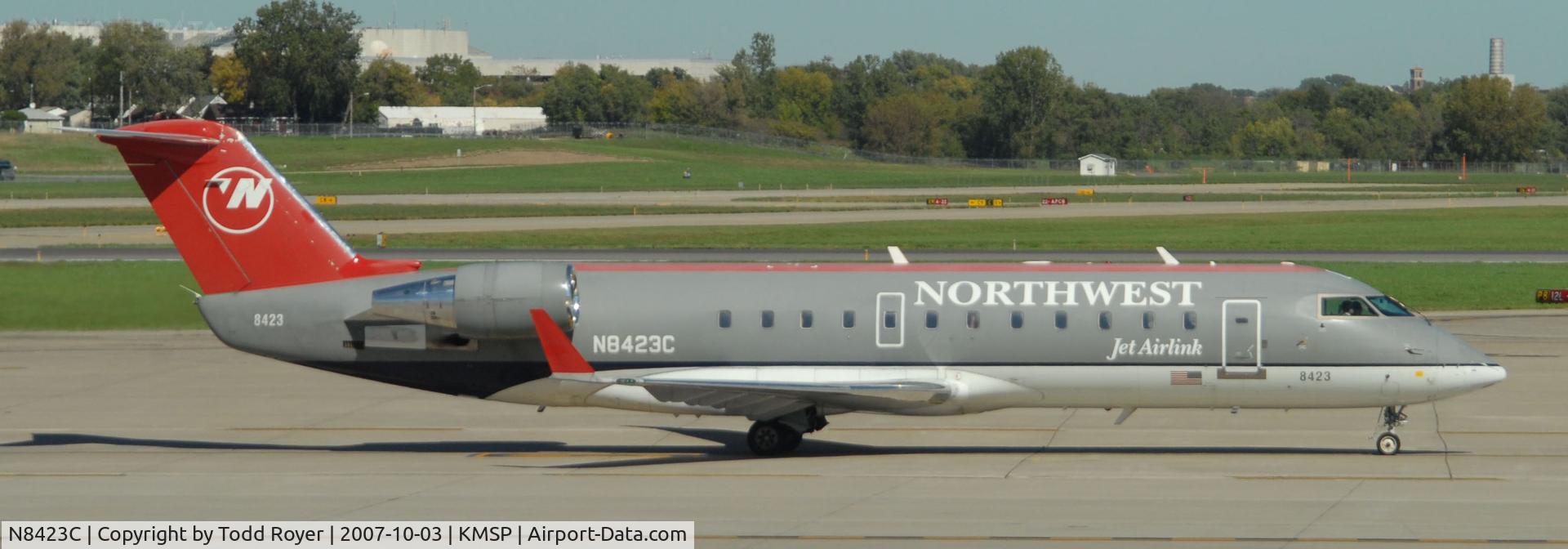 N8423C, 2000 Bombardier CRJ-200LR (CL-600-2B19) C/N 7423, Taxi to gate
