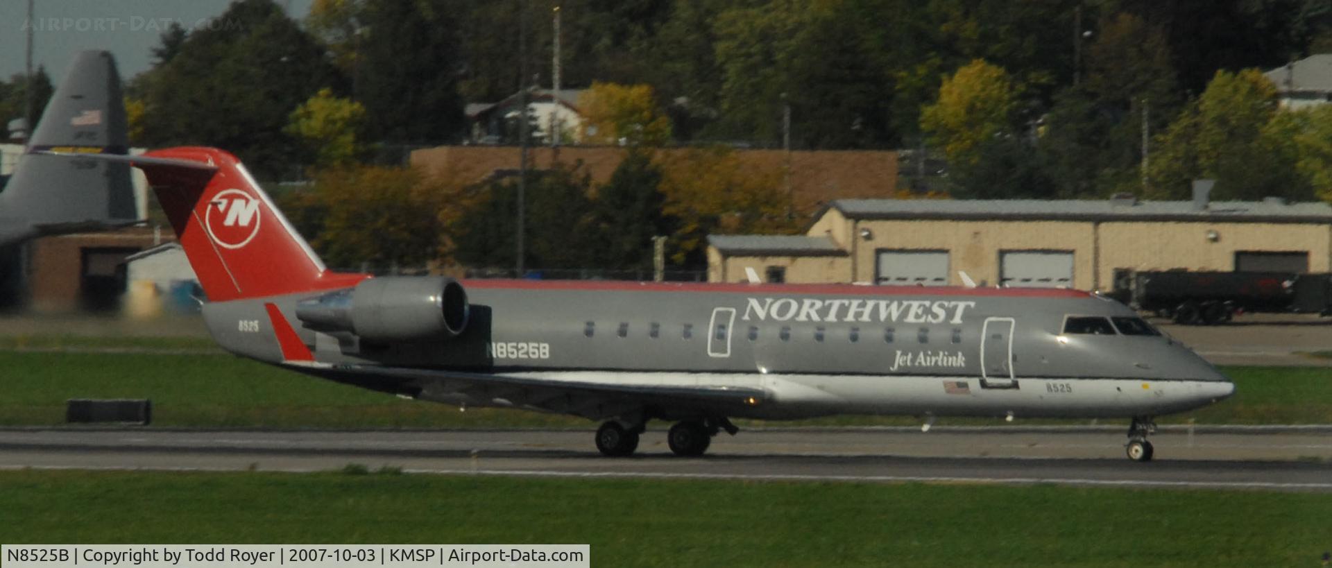 N8525B, 2001 Canadair CRJ-200LR (CL-600-2B19) C/N 7525, Departing MSP on 12L