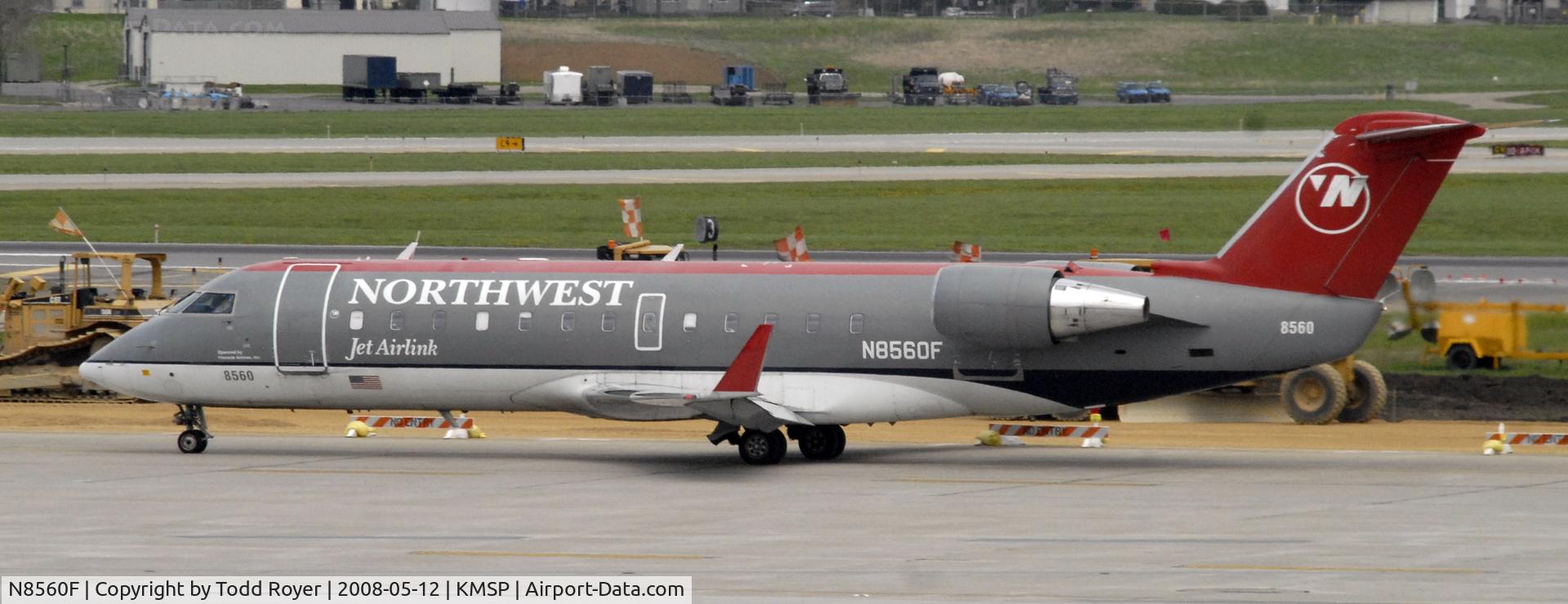 N8560F, 2001 Bombardier CRJ-200LR (CL-600-2B19) C/N 7560, Taxi for departure