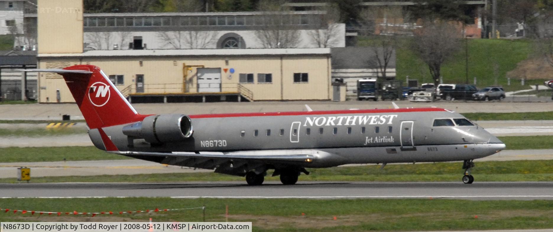 N8673D, 2002 Bombardier CRJ-200ER (CL-600-2B19) C/N 7673, Landing Runway 12L at MSP