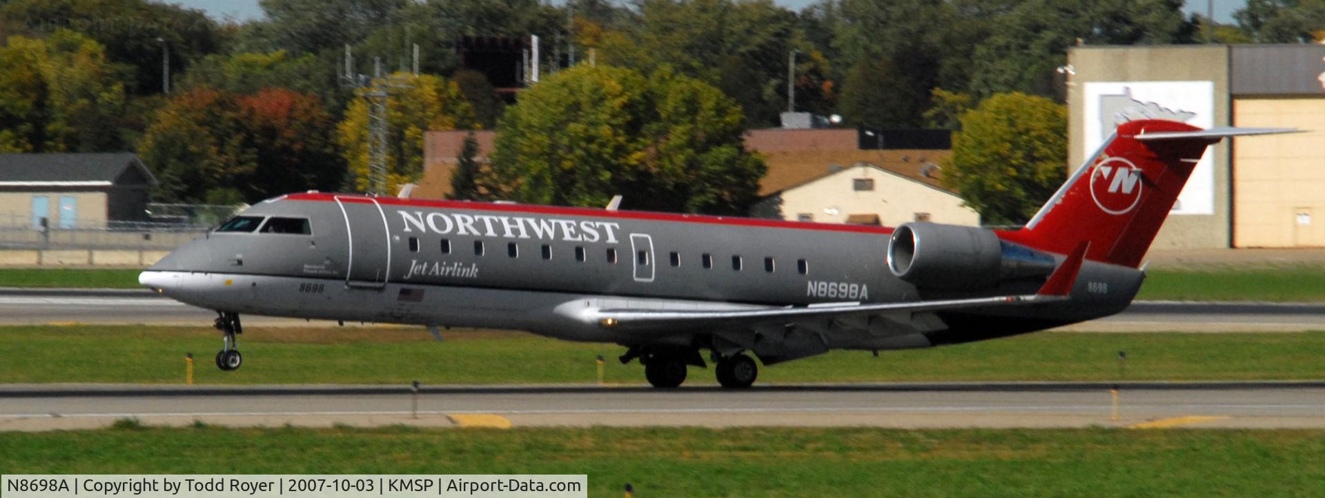 N8698A, 2002 Bombardier CRJ-200 (CL-600-2B19) C/N 7698, Landing Runway 22 at MSP
