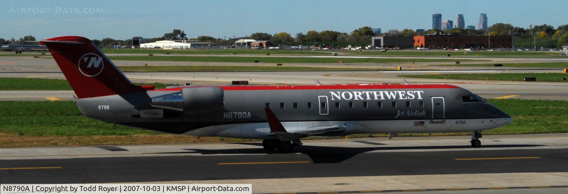 N8790A, 2003 Bombardier CRJ-200 (CL-600-2B19) C/N 7790, Taxi to gate